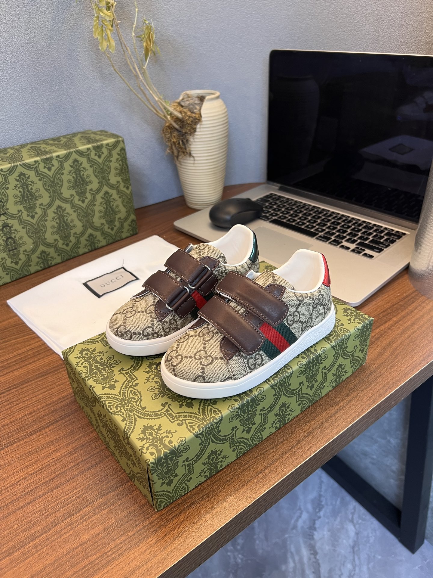 Children's shoes child